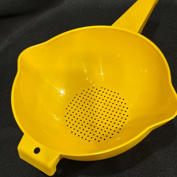 Vintage TUPPERWARE Yellow 2 Quart Strainer Colander with Handle #1523-8 - Picture 5 of 6